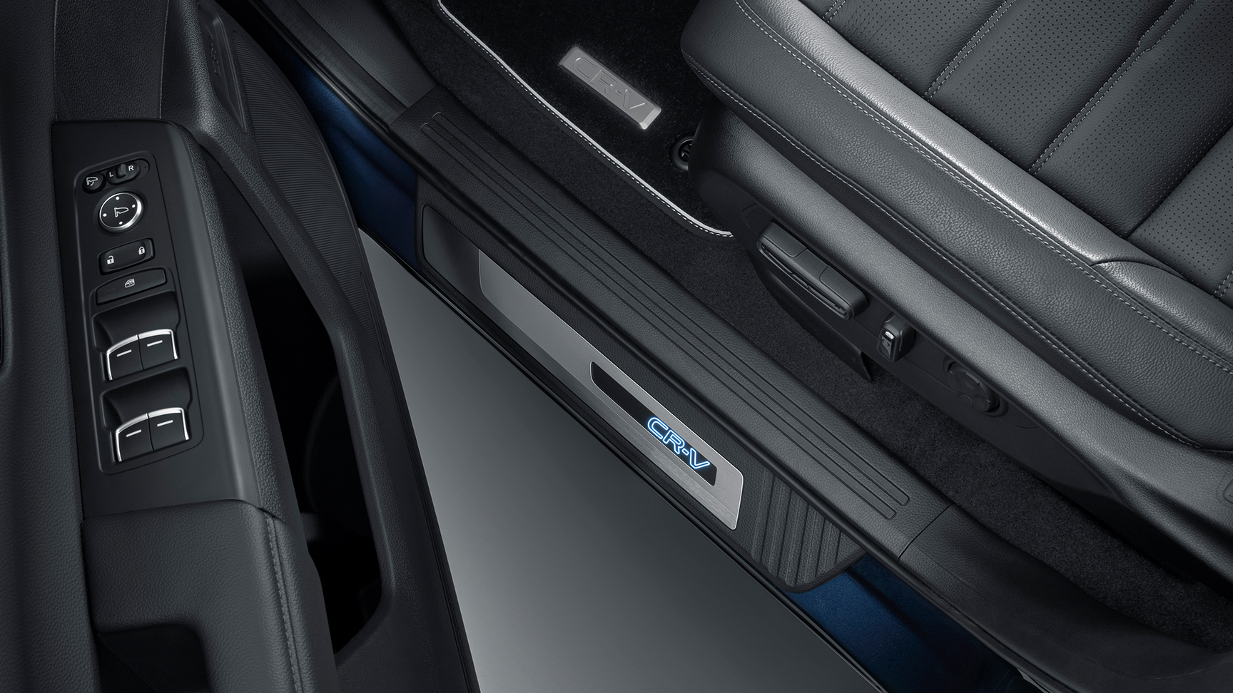 Honda CR-V Plug-in Hybrid SUV, der kører i bjergområde, set skråt forfra.