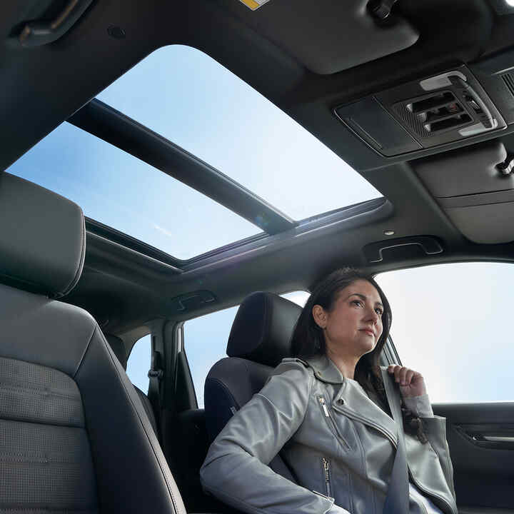 Nærbillede af Honda CR-V Plug-in Hybrid SUV panoramatag.