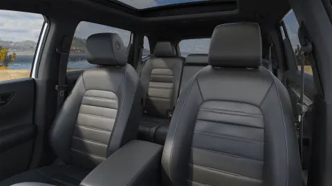 Nærbillede af CR-V Plug-in Hybrid-SUV's opvarmede for- og bagsæder i læder.
