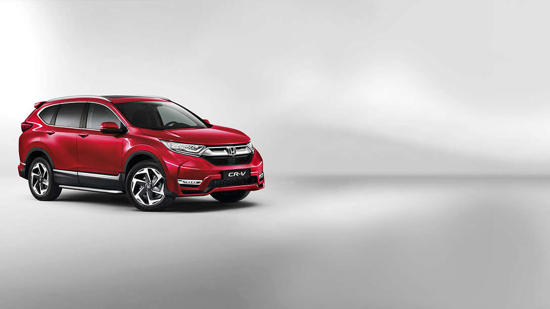 Rød Honda CR-V set fra siden. Studielocation.