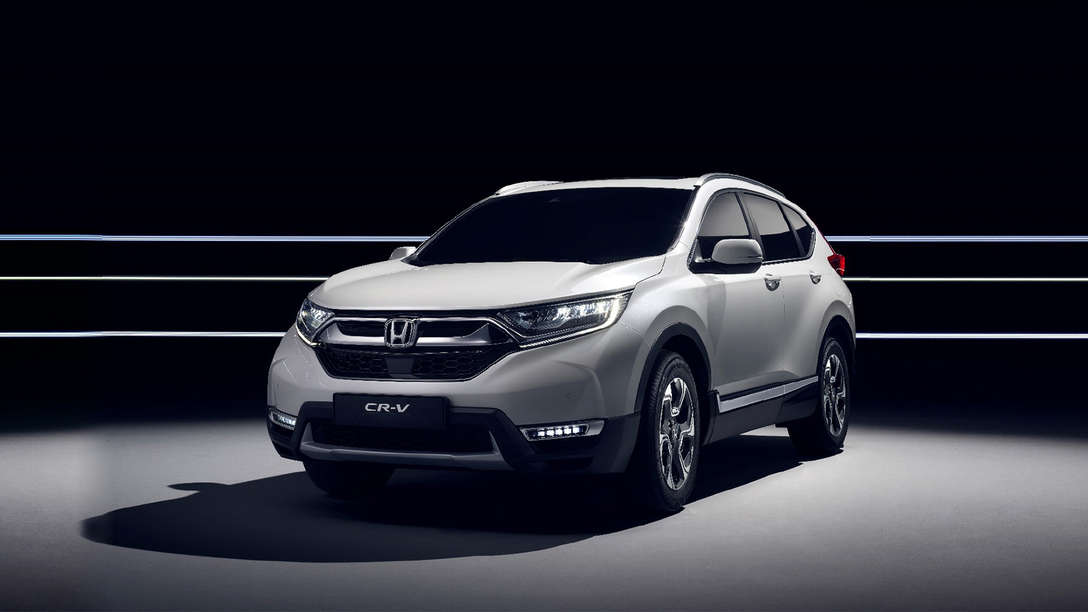 Honda CR-V med avanceret hybrid drivlinje set forfra fra siden.