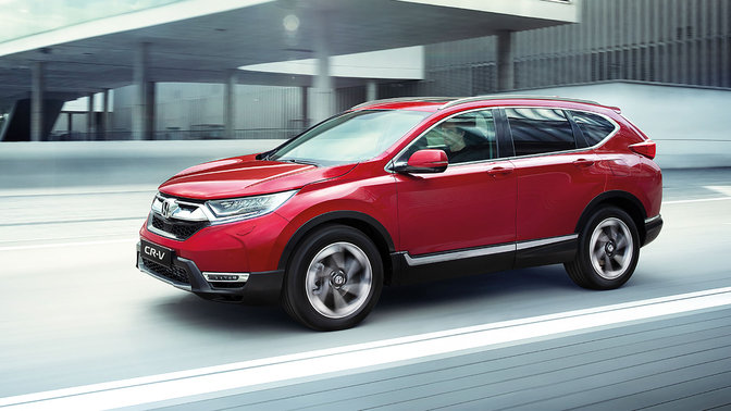 Honda CR-V, set skråt forfra, lokation i by.