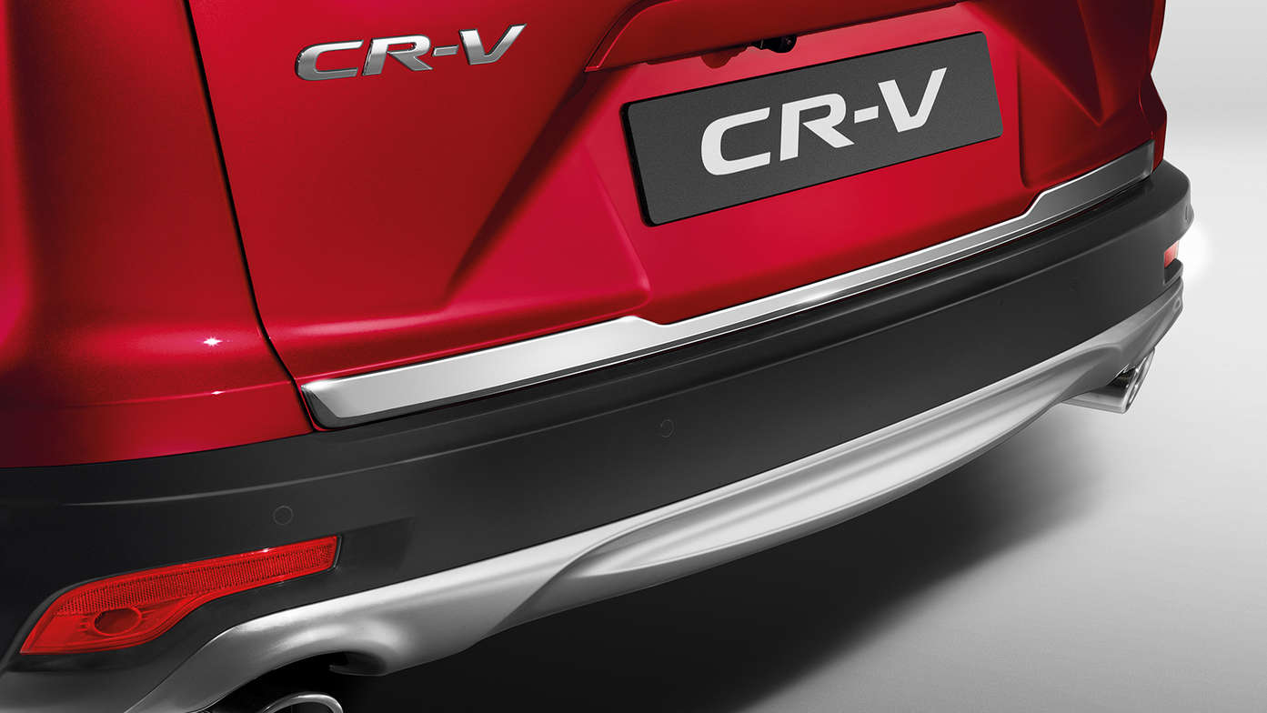 Nærbillede af Honda CR-V med pynteliste til bagklappen.