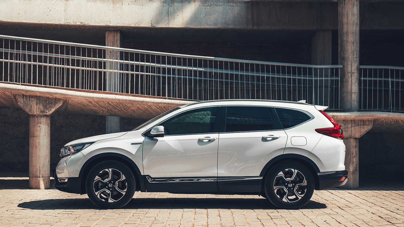 Honda CR-V Hybrid, set fra siden på en gade.