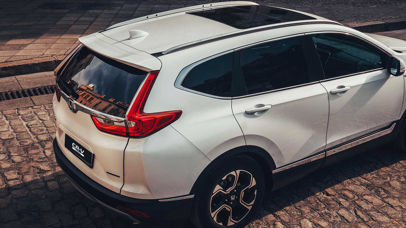 Honda CR-V Hybrid, set bagfra på en gade.