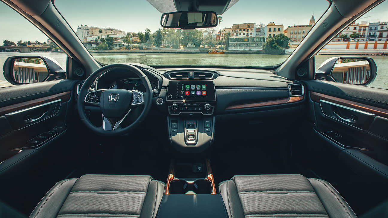 Honda CR-V Hybrids instrumentbræt set i bredformat ud mod en gade.