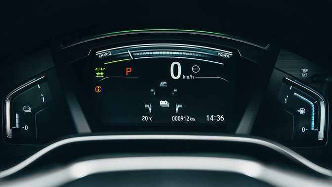Nærbillede af Honda CR-V Hybrid med TFT-skærm set fra siden.