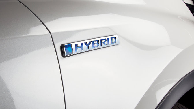 Nærbillede af Honda CR-V Hybrid-logo, set fra siden.