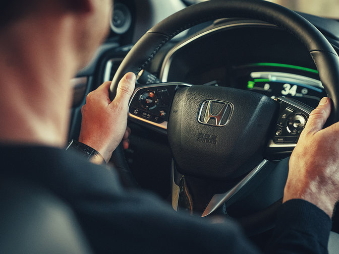 Nærbillede af Honda CR-V Hybrids rat, set skråt fra siden.
