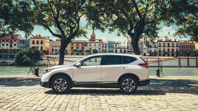 Honda CR-V Hybrid, set fra siden på en gade.