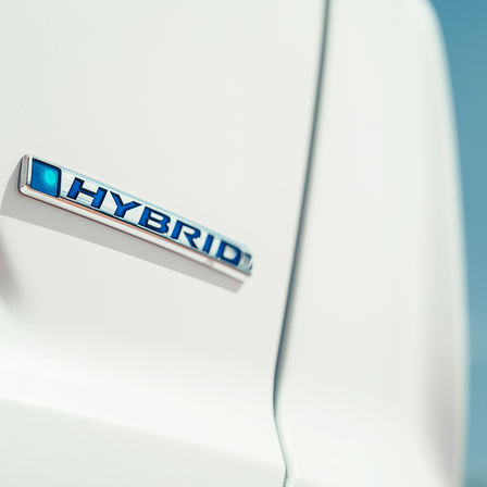 Nærbillede af Honda CR-V Hybrid-logo.