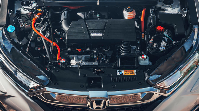 Nærbillede af Atkinson-benzinmotoren i Honda CR-V, set forfra.