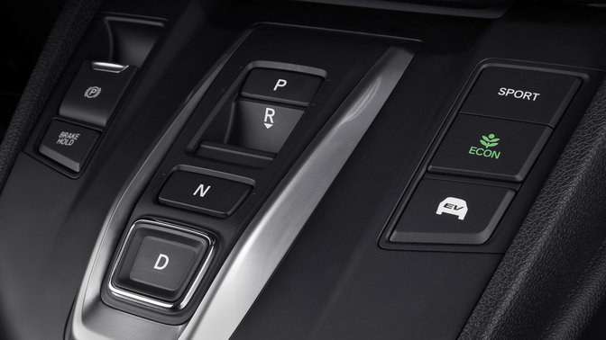Nærbillede af Honda CR-V Hybrids kabinekonsol.