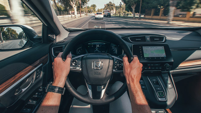 Nærbillede af Honda CR-V Hybrids interiør, set ud mod en gade.