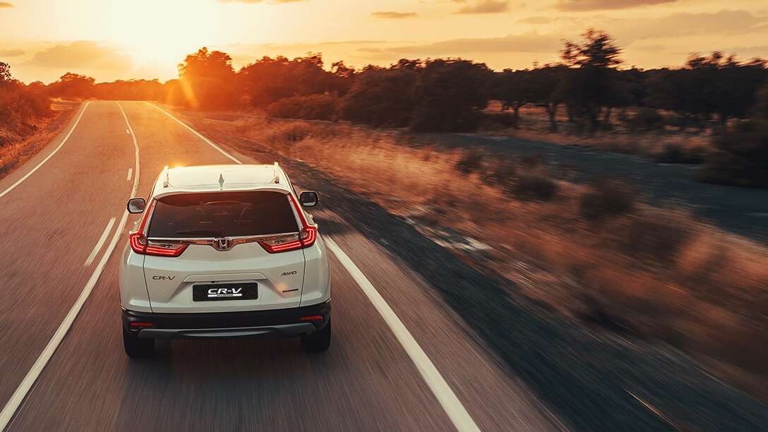 Honda CR-V Hybrid, set bagfra ude i ørkenen.
