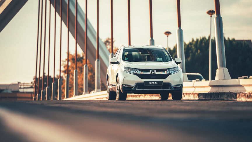 Honda CR-V Hybrid, set skråt forfra på en gade.