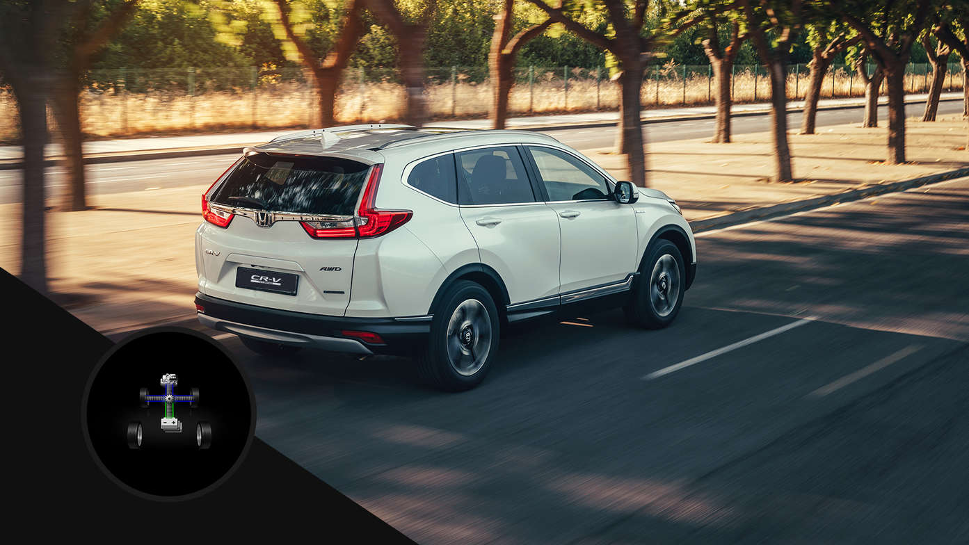 Honda CR-V Hybrid, set skråt bagfra på en gade.