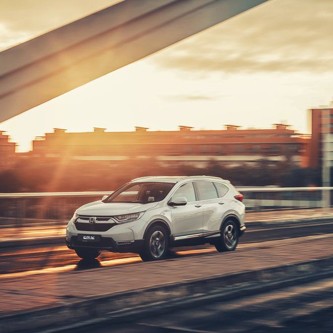 Honda CR-V Hybrid, set fra siden på en gade.
