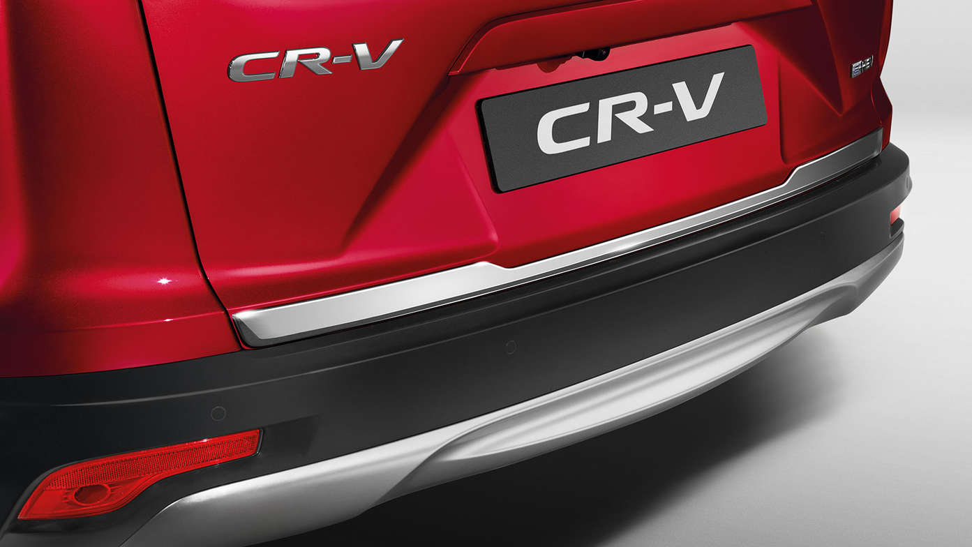 Nærbillede af Honda CR-V Hybrid med pynteliste til bagklappen.