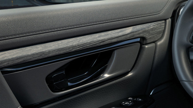 Honda CR-V sort, dørpaneler og midterkonsol i trælook