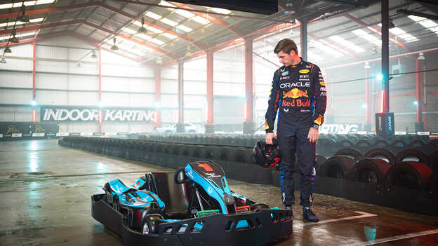 Max Verstappen kigger på den indendørs gokart.