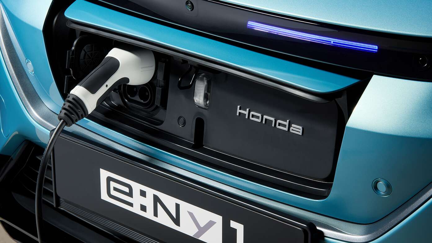 Nærbillede af Honda e:Ny1 Let tilgængelig ladeport foran på bilen.