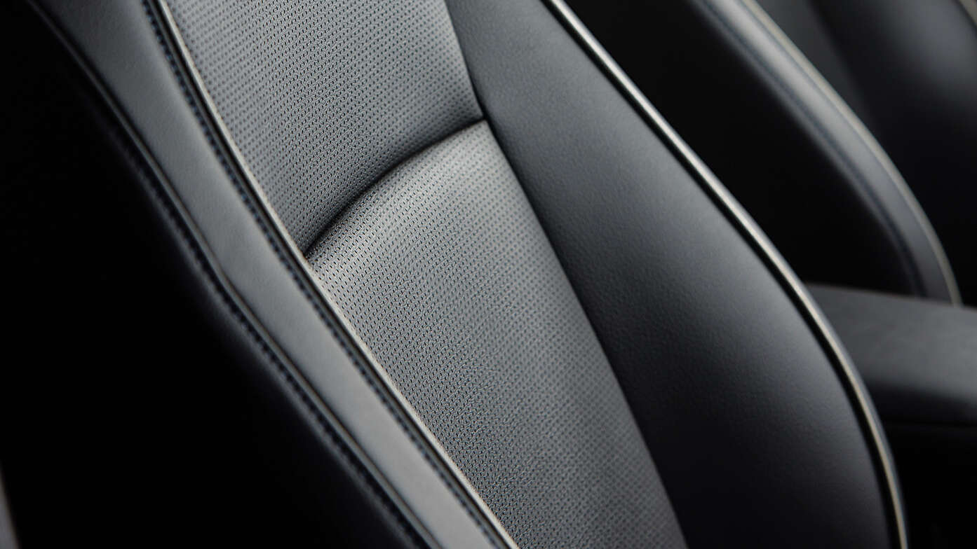 Nærbillede af Honda e:Ny1 ergonomisk sæde i kunstlæder.