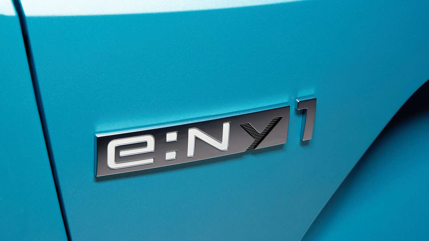 Nærbillede af Honda e:Ny1 nyt emblem.
