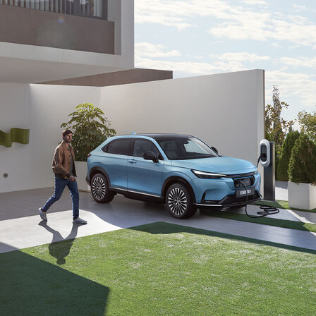 Honda e:Ny1 oplader udenfor hjemmet.