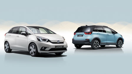 Honda Jazz, set skråt forfra, og Jazz Crosstar i studie, set skråt bagfra