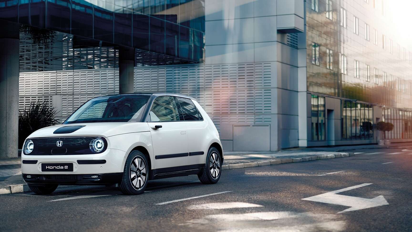 Honda e på gaden med bygninger i baggrunden