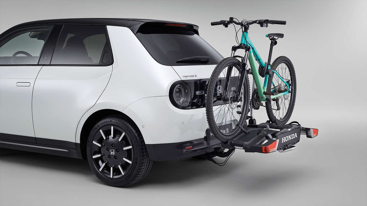 Honda e med aftagelig cykelholder, set skråt bagfra
