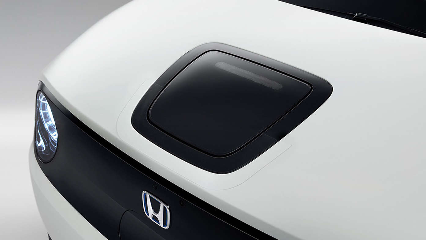 Nærbillede af Honda e Power Charge, beskyttelsesfilm til ladestik.