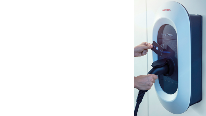 Model med kontaktløst kort til brug ved opladning.
