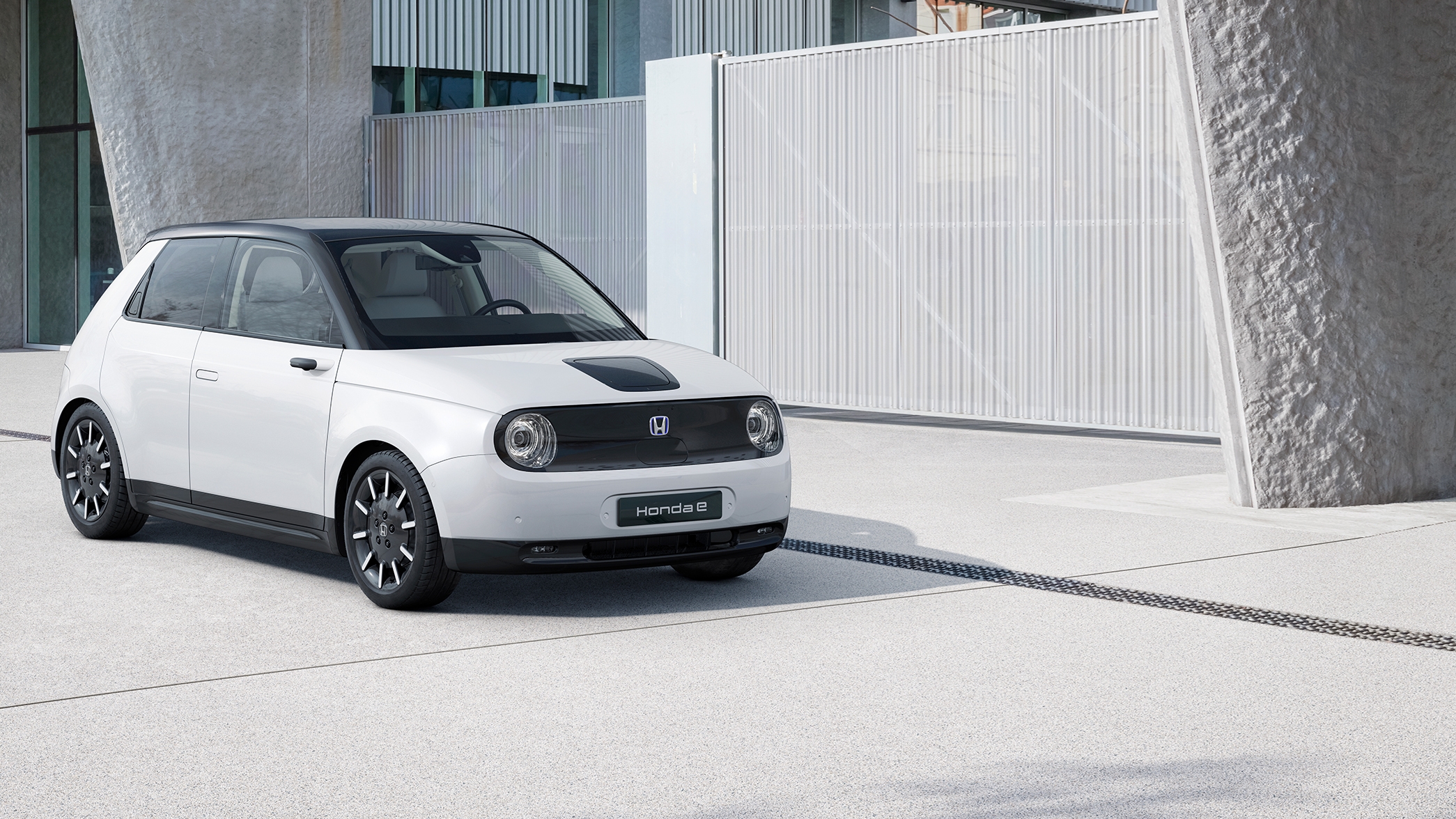Honda e på vejen set skråt fra siden