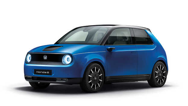 Premium Crystal Blue Metallic Honda e set fra siden.