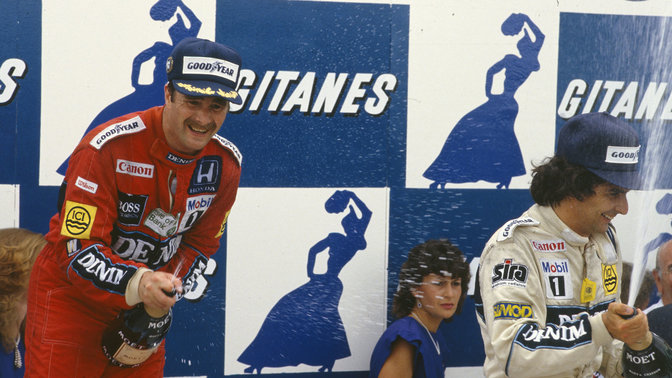 Nigel Mansell fejrer sejren i konstruktørernes mesterskab som markering af begyndelsen på en gylden æra.