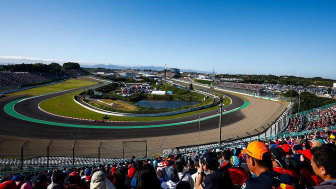 udsigt fra tilskuermængden til den berømte Suzuka-bane