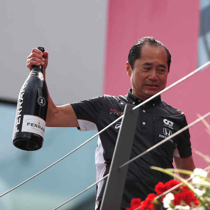 Toyoharu Tanabe holder en flaske champagne