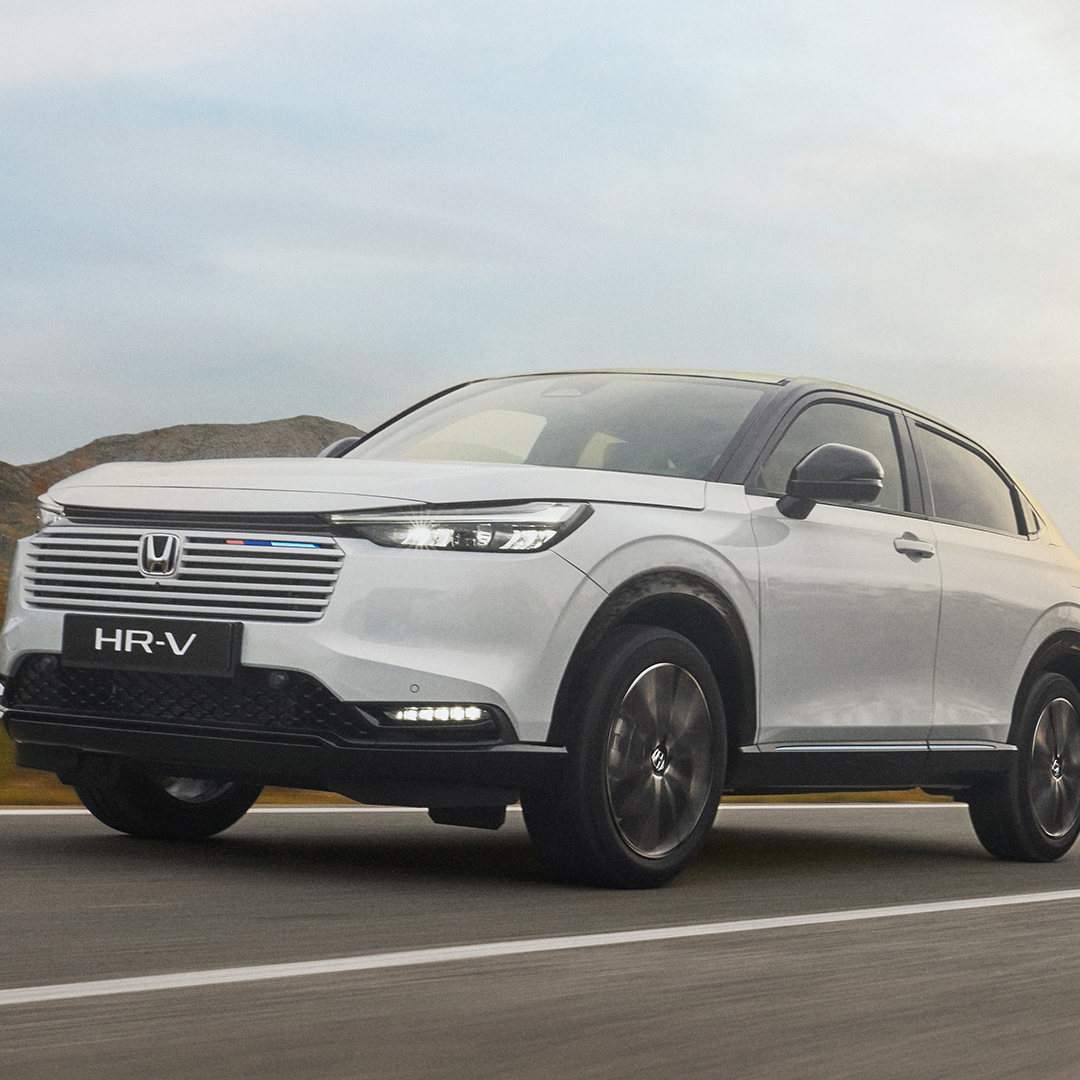 HR-V kører på en utrafikeret vej. 