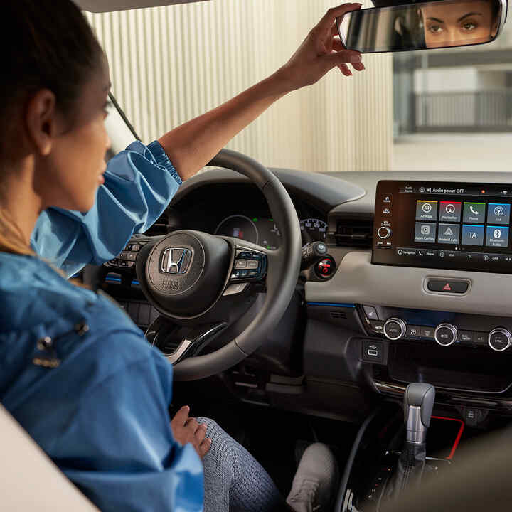 Interiør i HR-V's forreste førersæde og instrumentbræt. 
