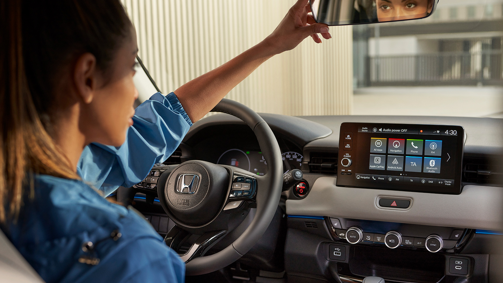 Interiør i HR-V's forreste førersæde og instrumentbræt. 