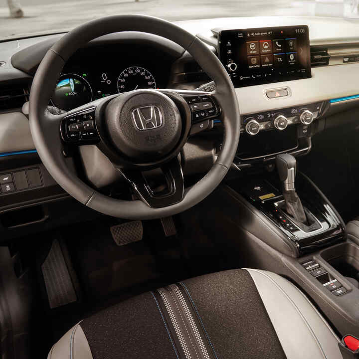 Interiør i HR-V's forreste førersæde og instrumentbræt. 