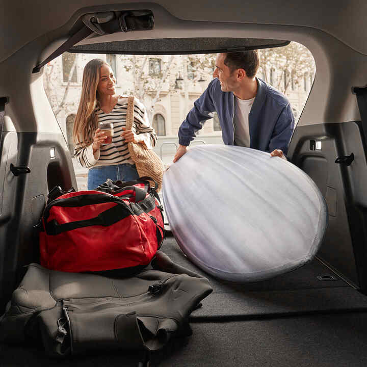 Par fylder HR-V's bagagerum med bagage. 