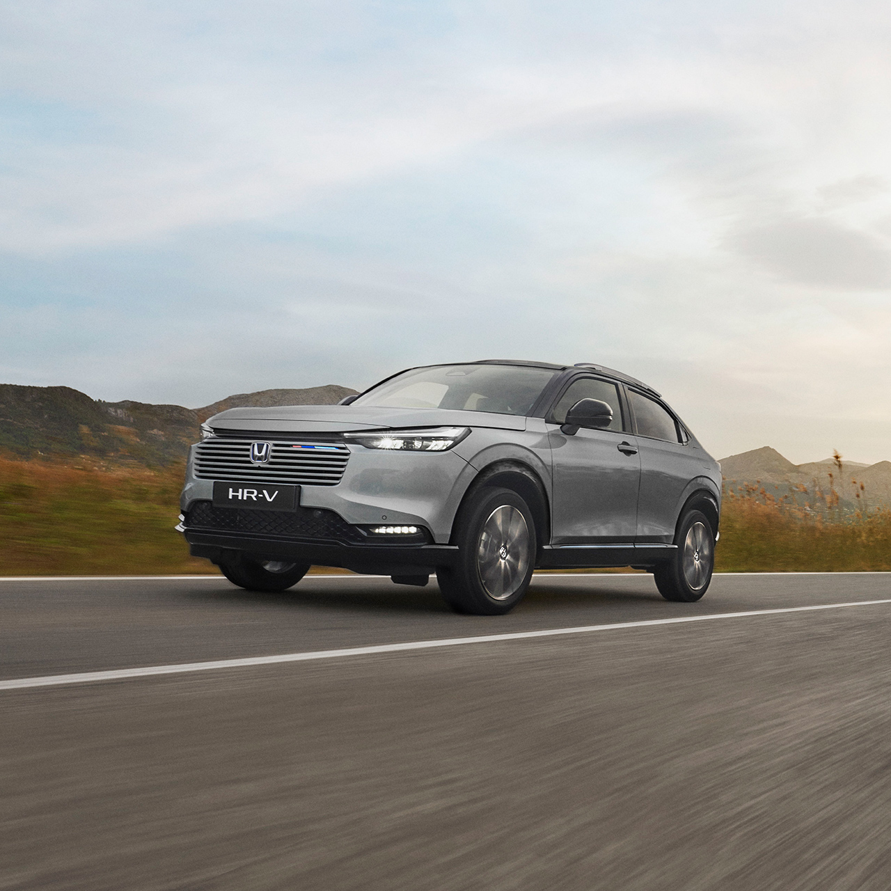 HR-V kører på en utrafikeret vej. 