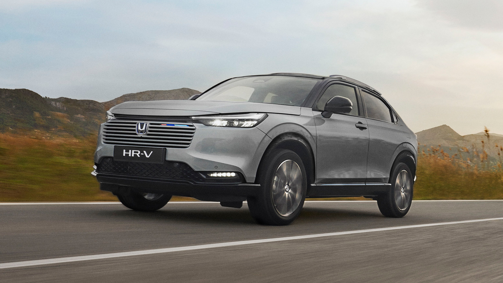 HR-V kører på en utrafikeret vej. 