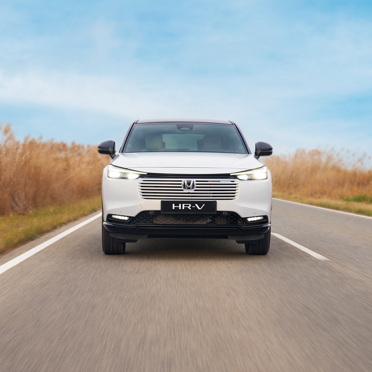 HR-V kører på en utrafikeret vej. 