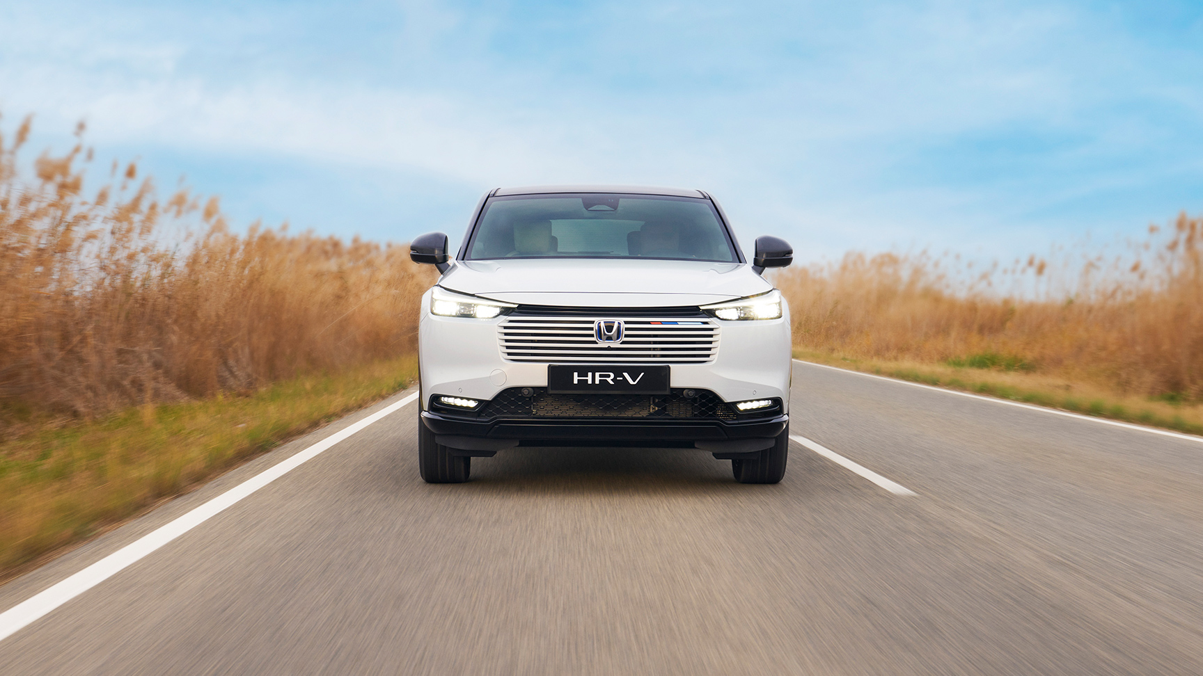 HR-V kører på en utrafikeret vej. 