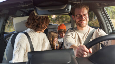 En familie som kører en tur i en Honda