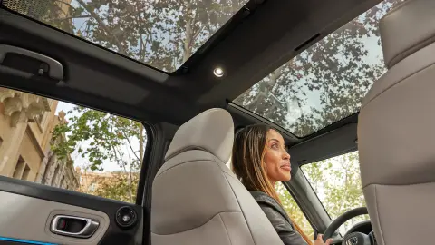 Indvendigt billede af panoramaglastaget i Honda HR-V. 